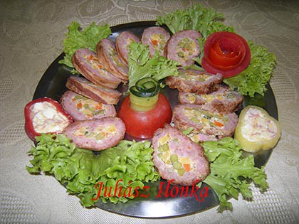 Darált hús rolád vegyes zöldségekkel töltve_hideg tá